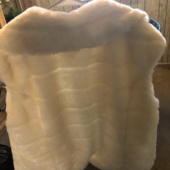 1930s inspired sleeveless pure fur coat. - Picture 3 of 4